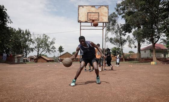 Más allá de la cancha: Los refugiados en Uganda convierten el deporte en oportunidad